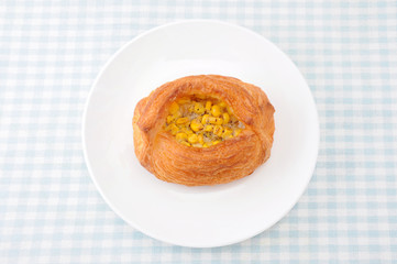 お皿にのせた コーンパン 総菜パン テーブルクロス