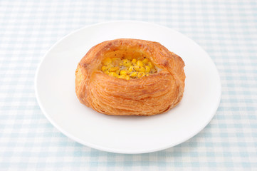 お皿にのせた コーンパン 総菜パン テーブルクロス