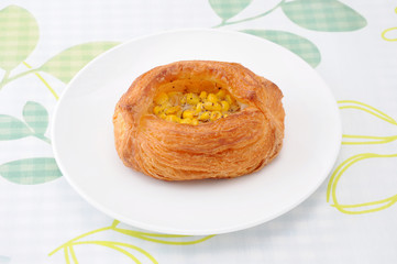 お皿にのせた コーンパン 総菜パン テーブルクロス