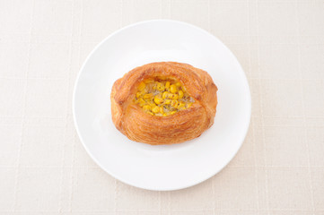 お皿にのせた コーンパン 総菜パン テーブルクロス