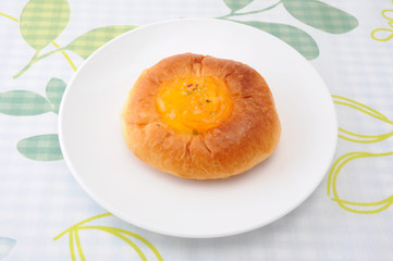 お皿にのせた オレンジ マーマレード パン テーブルクロス