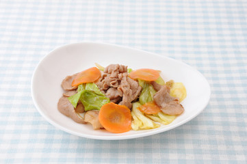 お皿にもった 肉野菜炒め おかず テーブルクロス