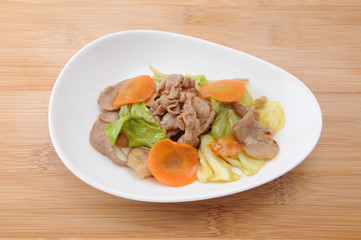 お皿にもった 肉野菜炒め おかず テーブル