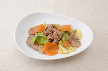 お皿にもった 肉野菜炒め おかず テーブルクロス