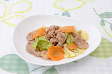 お皿にもった 肉野菜炒め おかず テーブルクロス