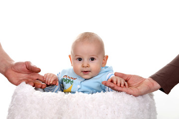 Uśmiechnięte niemowlę z dłońmi rodziców. © Stanisław Błachowicz