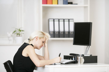 erschöpfte Frau im Büro