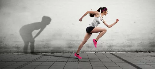 Papier Peint photo autocollant Jogging jeune femme traîne son ombre