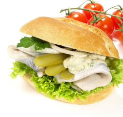 Fischbrötchen mit eingelegtem Hering
