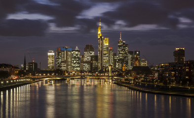 Fototapeta na wymiar Frankfurt-Skyline am Abend