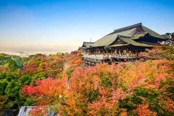 Obraz premium Sanktuarium Kiyomizu-dera w Kioto w Japonii jesienią