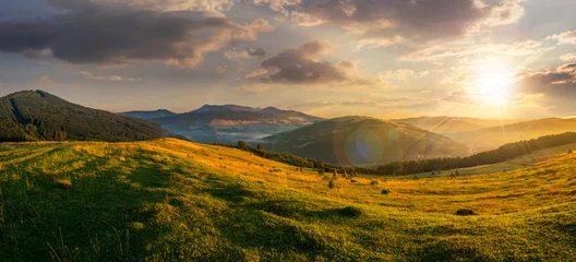 Photo sur Plexiglas Campagne domaine agricole dans les montagnes au coucher du soleil