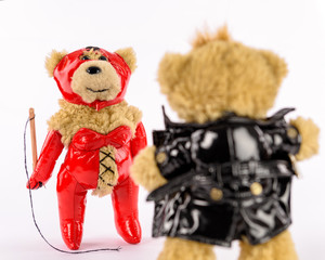 Fetisch Teddys, Domina mit Peitsche und Exibitionist