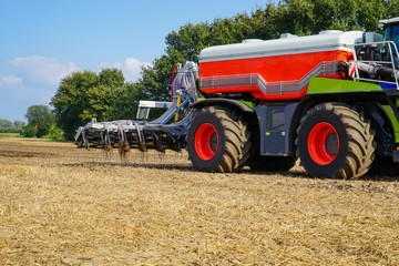 Obraz premium Landtechnik, selbstfahrendes Güllefaß, bodennahe Ausbringung