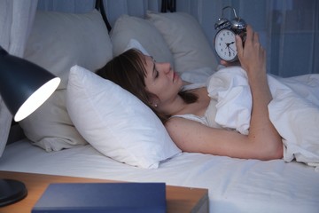 Junge Frau mit Schlafproblemen