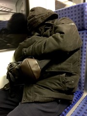 Pendler müde in der S-Bahn