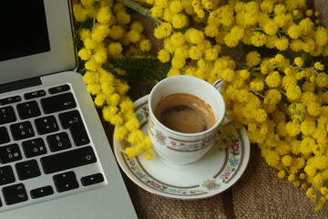 colazione con mimose e tazza di caffè al lavoro