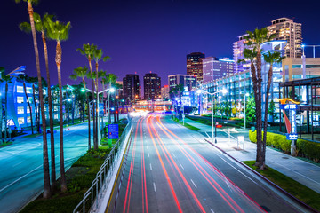 Long exposure of traffic on Shoreline Drive at night, in Long Be - obrazy, fototapety, plakaty