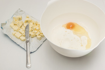 Schüssel mit Backmischung und Ei vorbereitet zum Verrühren