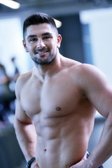 Obraz na płótnie Canvas handsome man exercising at the gym