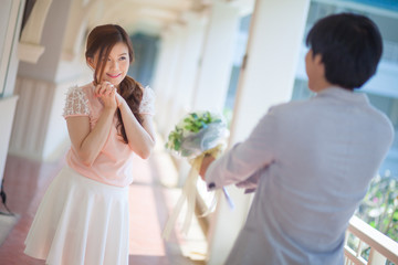 Naklejka premium Man ready to give flowers to girlfriend