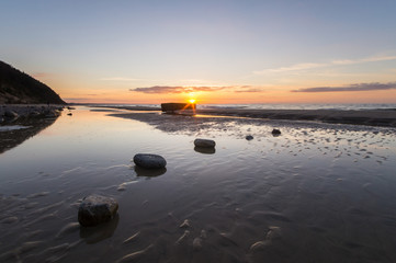 Zachód słońca nad morską plażą © Mike Mareen