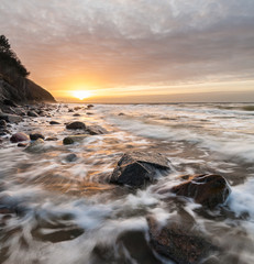 Zachód słońca pod morskim klifem