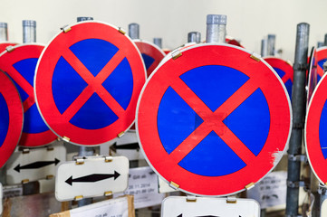 Halteverbot Schilder im Depot