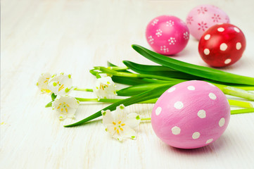 Obraz na płótnie Canvas Easter eggs and a bunch of snowdrops