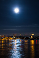 Fototapeta premium Vollmond über Brücke