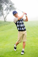 Obraz premium Golfer teeing off