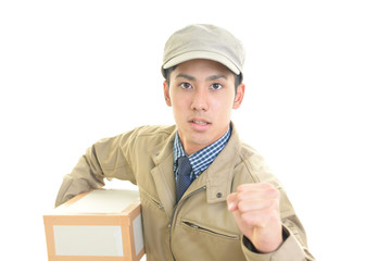 荷物を運ぶ男性