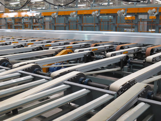 Aluminum lines on a conveyor belt in a factory.