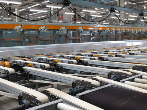Aluminum lines on a conveyor belt in a factory.