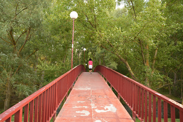 mujer cruzando un puente caminando