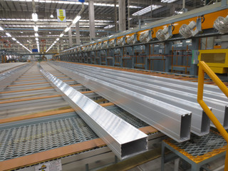 Aluminum lines on a conveyor belt in a factory.