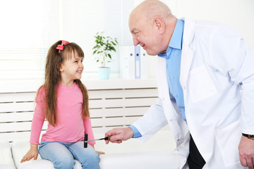Fototapeta premium Little girl and old doctor in hospital