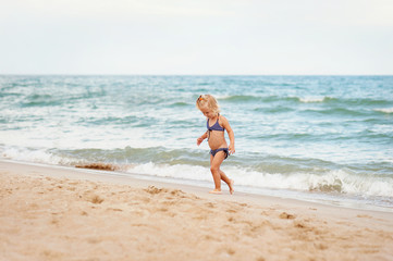 child goes along the coast