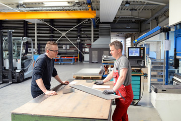 Ingenieur und Facharbeiter im Gespräch
