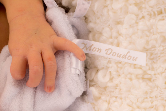 petite main de b&eacute;b&eacute; - mon doudou