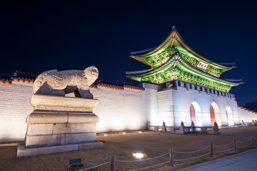 Naklejka premium Geyongbokgung Palace at night in Seoul, South Korea.