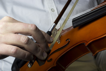 Main tenant un archet de violon