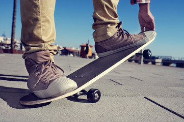 Fototapeta na wymiar young man skateboarding