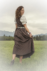 Frau im Dirndl