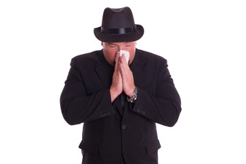 Mann beim Nase schnauben - isoliert