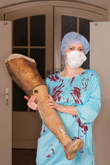 Krankenschwester mit Beinprothese