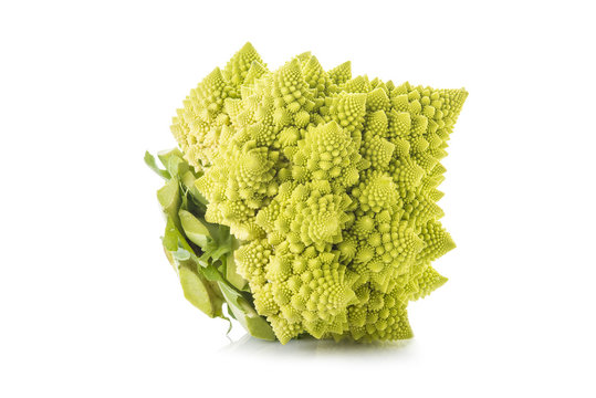 Romanesco broccoli verdura aislada sobre fondo blanco