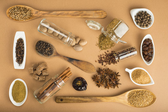 Hierbas y especias para la cocina sobre un fondo ocre