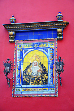 Sevilla, retablo cerámico de la Virgen de la Soledad