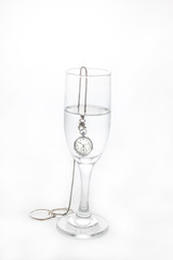 vaso con agua y un reloj